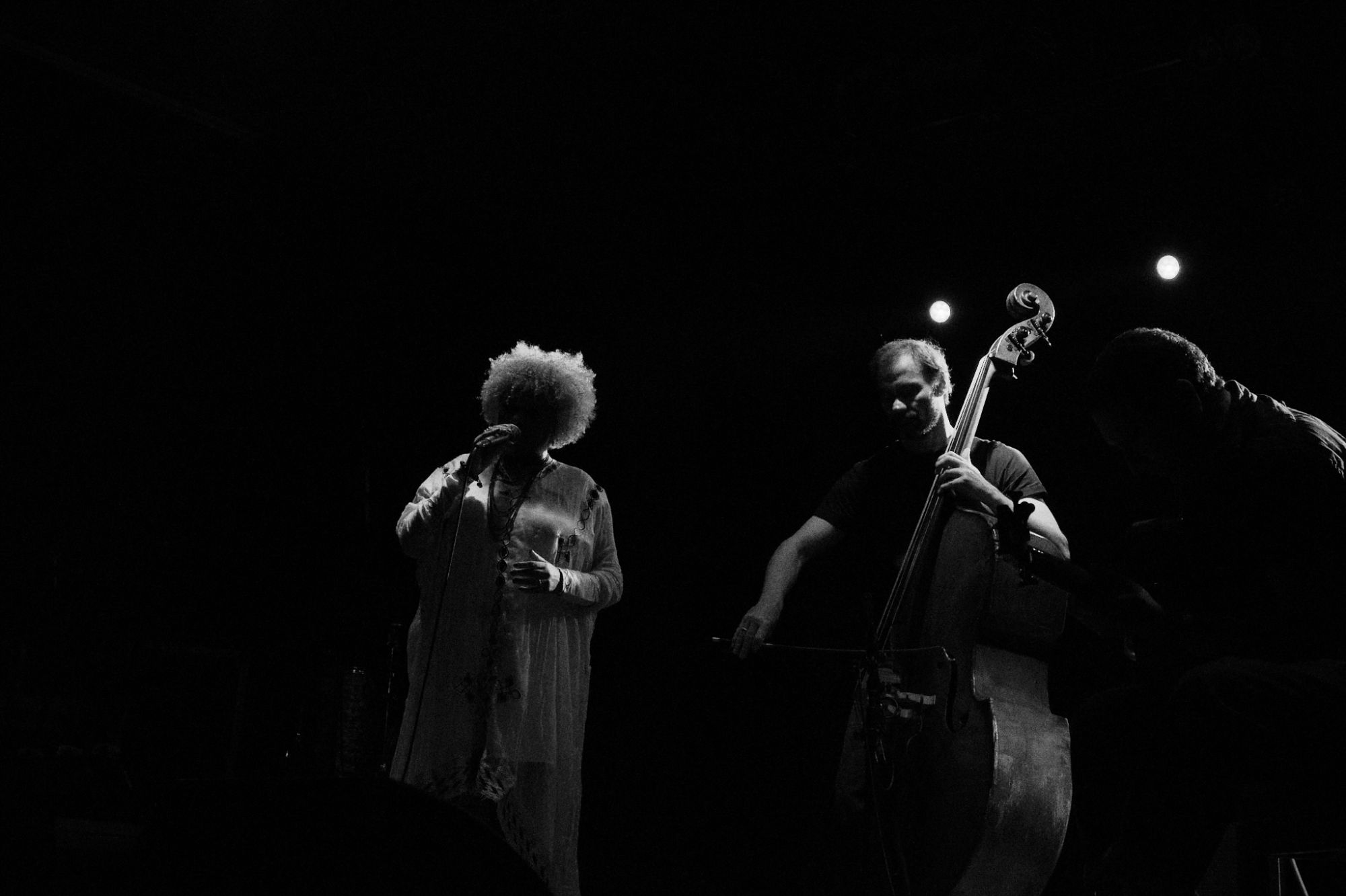 Black and white photo of ETENESH WASSIE performing at Meet Factory in Prague