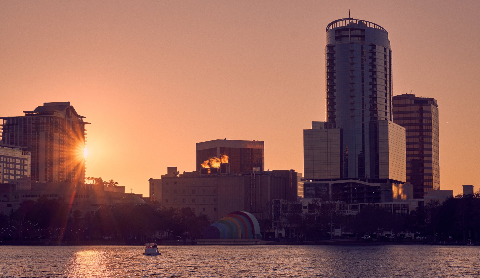 Photo of sunset on lake Eola in Orlando